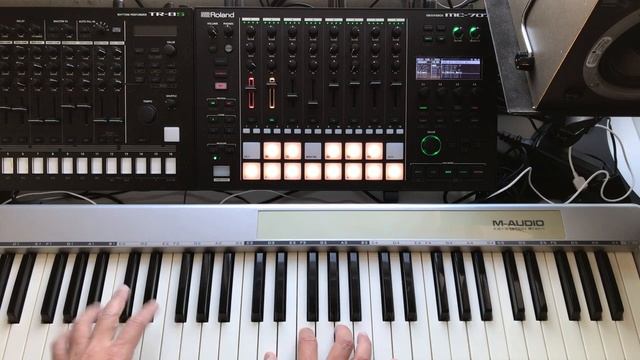 Roland MC-707 Groovebox Preset Electric Piano Sounds Demo - No Talking смотреть онлайн