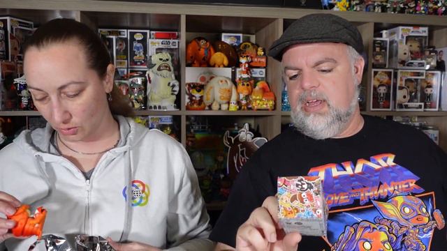 Over $400 Value Smeye World Kitchen Sink Mystery Box Full of Funko Pops, Designer Toys, LE 24 Custo смотреть онлайн