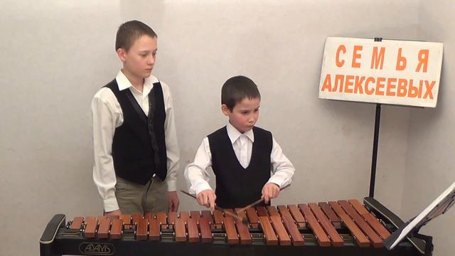 Jingle Bells 2 Царь Алексеев обучает Короля Алексеева игре на КСИЛОФОНЕ смотреть онлайн
