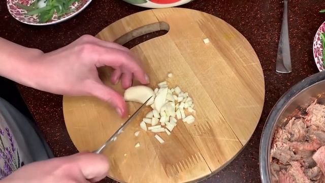 Семейная кухня Маши Трауб. Говядина в сметанном соусе смотреть онлайн