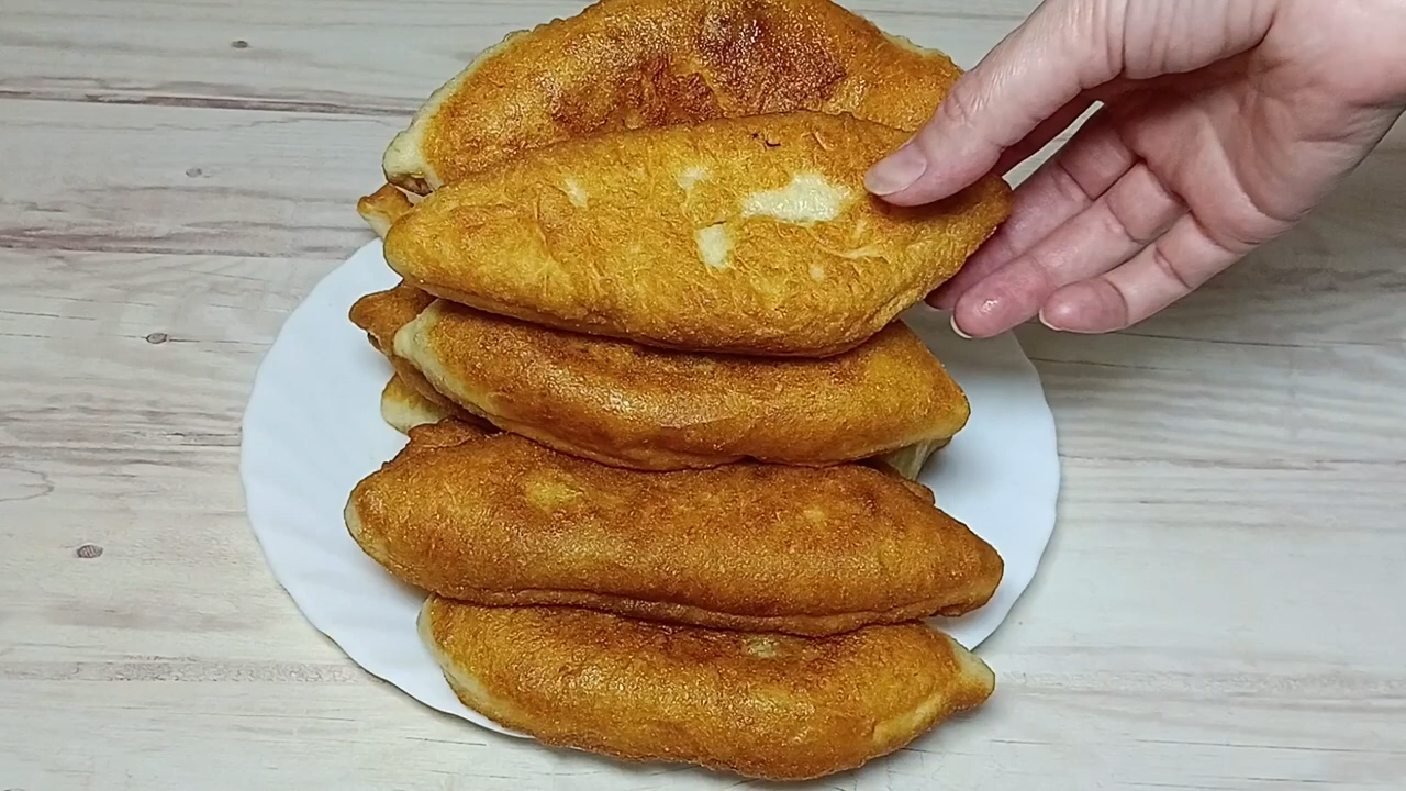 Пирожки как пух!!! Идеальный рецепт очень вкусного теста для жареных пирожков. Пирожки с капустой. смотреть онлайн