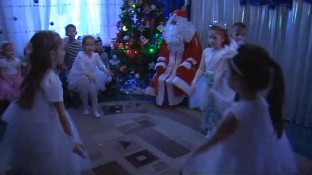 КРАСИВЫЙ ТАНЕЦ мальчиков и девочек на НОВЫЙ ГОД. Снег кружится летает.. Children's New Year's dance смотреть онлайн