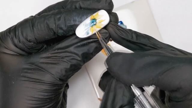 Подсолнух с паутинкой - интересный дизайн ногтей в осеннюю пору? смотреть онлайн