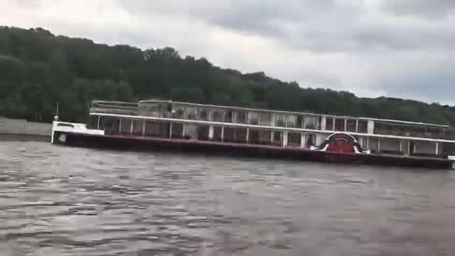 Нас дебаркадером называют (пристанью) и поэтому вход на причал перекрывают! смотреть онлайн