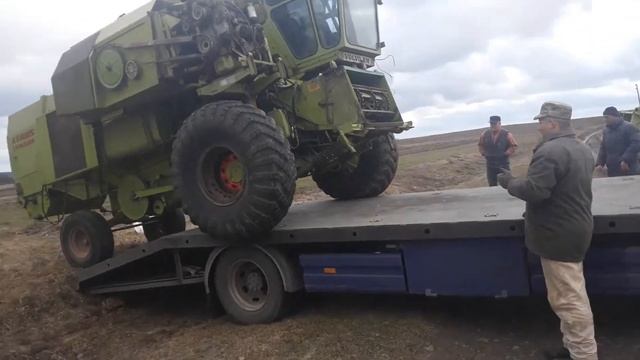Погрузка зернового комбайна на лавет смотреть онлайн