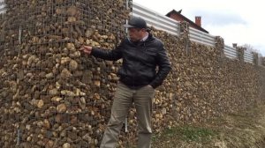 Необычный забор из камня. Мостовая ру