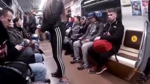 Сочная попка в метро