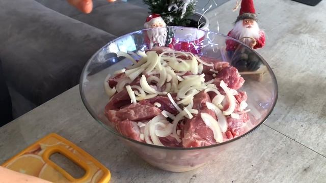 Как вкусно замариновать мясо / готовим шашлык / секретный ингридиент смотреть онлайн