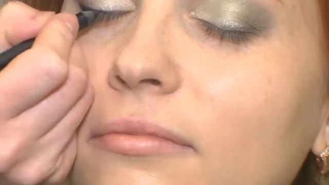 смена имиджа - яркий медный цвет, яркие глаза с зеленой подводкой смотреть онлайн