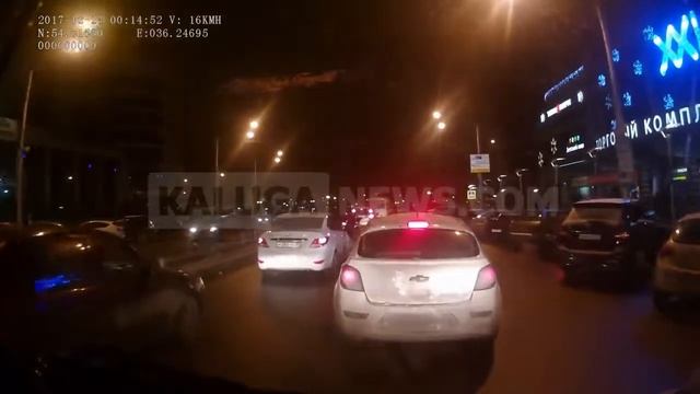 Учитель на Шевроле подрезает пассажирский микроавтобус с людьми смотреть онлайн