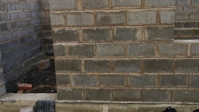 Кладка хозблока 9-й ряд// Привезли профнастил.