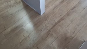 Почему необходимо выставлять зазор между ламинатом и стеной