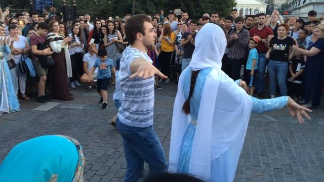 ВСЕ ТАНЦУЮТ ЛЕЗГИНКУ НА КРАСНОЙ ПЛОЩАДИ. Футбол объединяет все народы. (Эмилия) смотреть онлайн