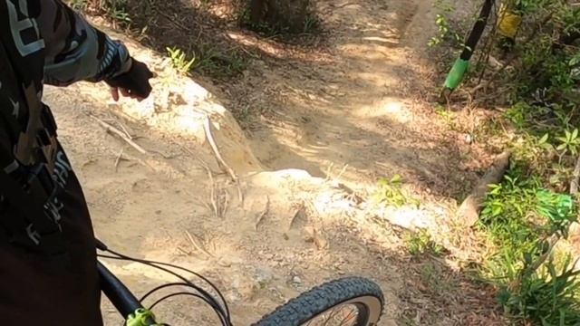 HOW TO UNLOCK THE JUMPS | TAMPINES QUARRY TRAIL | Beginners Jump смотреть онлайн