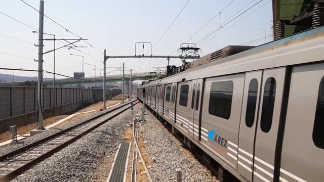 AREX train leaving Yeongjong смотреть онлайн