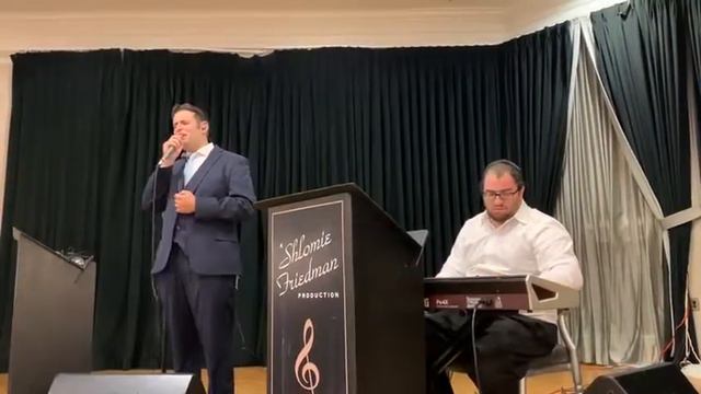 Binyomin Levi singing Nafshi with Yaakov Zeines at a wedding смотреть онлайн