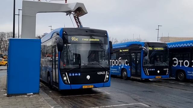 Как заряжают ЭЛЕКТРОБУСЫ В МОСКВЕ смотреть онлайн