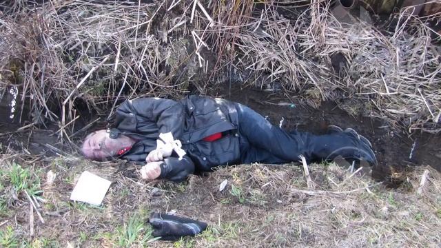 В Новокузнецке посреди улицы вторые сутки лежит труп смотреть онлайн