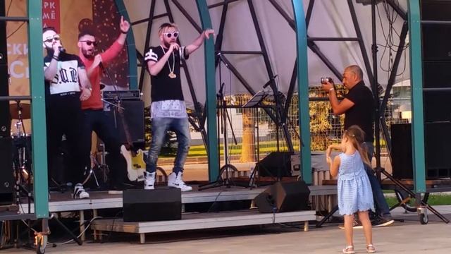 Бочата девочка танцует под песню смотреть онлайн