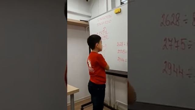 Ученик старших уровней по программе ALOHA считает большие примеры ментально за несколько секунд
