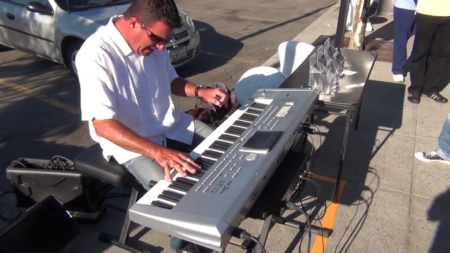Street Performer Play In Synthesizer ► СЫГРАЛ НА СИНТЕЗАТОРЕ НА УЛИЦЕ