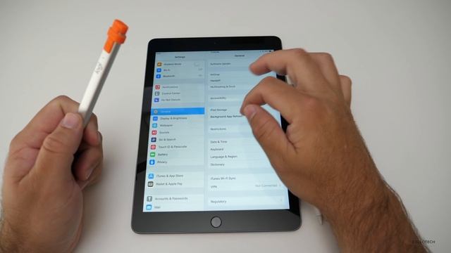 Logitech Crayon Review - Alternative to Apple Pencil? смотреть онлайн