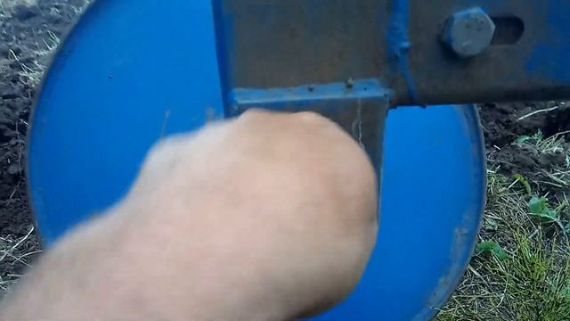 Пашем пары после покоса. Мой обзор плуга ПСКУ-5. смотреть онлайн