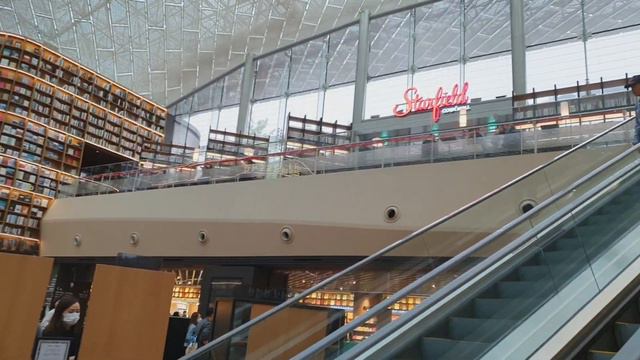 Coex Library (Star field library 별마당도서관). The famous library in Seoul смотреть онлайн
