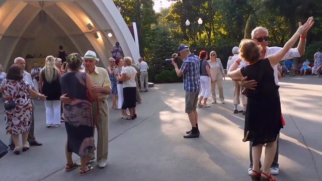 АХ, ТЮЛЬПАНЫ НЕЖНЫЕ ЦВЕТЫ!???/ТАНЦЫ В ПАРКЕ ГОРЬКОГО ХАРЬКОВ 2021 смотреть онлайн