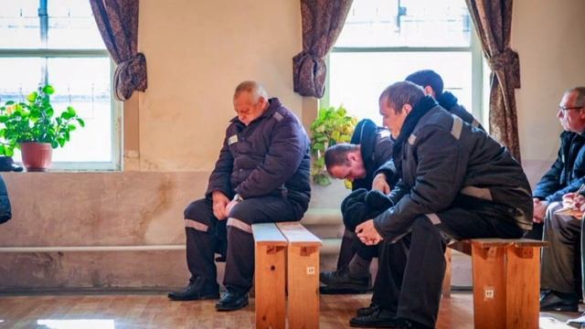 Первый день в тюрьме. ПЕРВОХОД НОВИЧОК ЗАХОДИТ В ХАТУ. смотреть онлайн