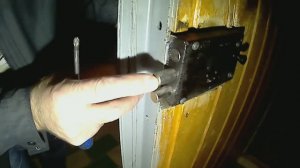 Установка накладного замка на входную металлическую дверь.