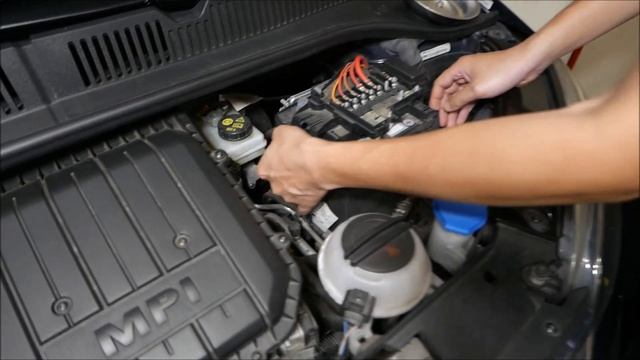 VW UP and SKODA Citigo diy Removing battery 電瓶更換 смотреть онлайн
