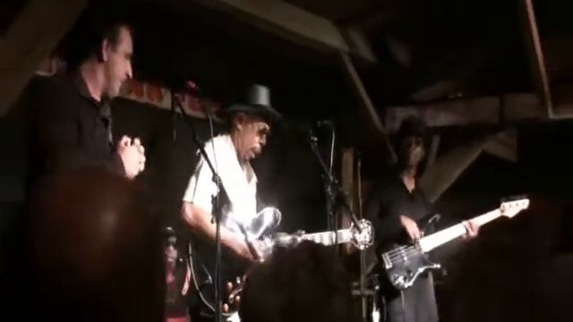 John Primer - Bananapeel Blues Club - Ruiselede - Belgium (September 1st 2008), "Chicago Bound" смотреть онлайн