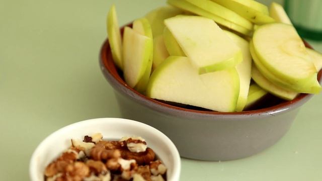 Простой и быстрый пошаговый рецепт вкусной пышной Шарлотки с яблоками и грецким орехом в духовке смотреть онлайн