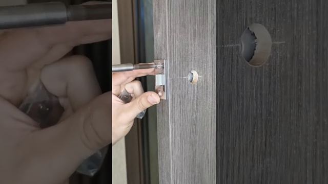 Установка ручки в межкомнатной двери смотреть онлайн