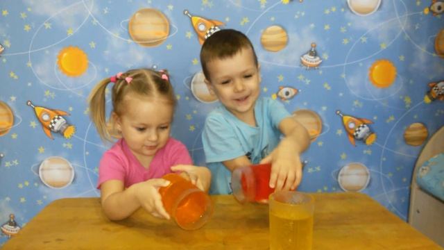 Желе. Саша и Тёма играют с желе. смотреть онлайн