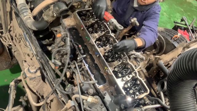 DAF LF 2017 Cylinder Head Removal❗️? смотреть онлайн