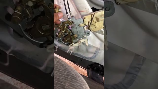 Cambiando la manija de una Honda Odyssey 2002 смотреть онлайн