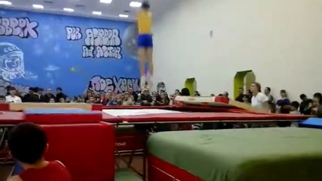 Показательное выступление по прыжками на батуте смотреть онлайн