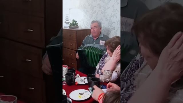 играет 80 лет дедушка не осуждать смотреть онлайн