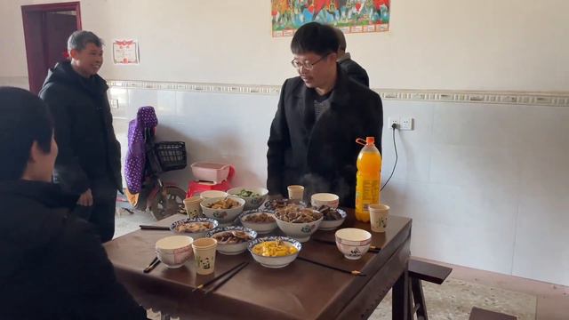 姨妈家拜完年，舅舅就赶到岳父家，弟弟分了啥？舅舅：吃了变年轻 смотреть онлайн