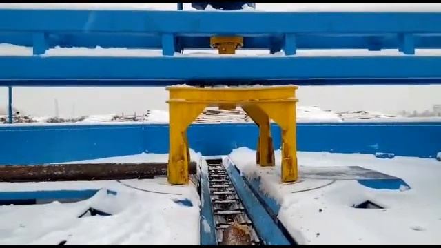 Устройство разворота бревен на 90 градусов.