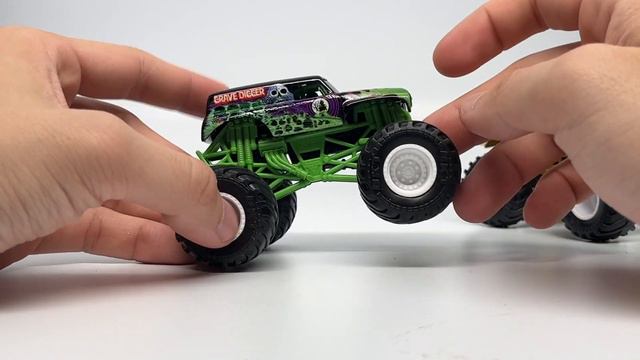 SPIN MASTER MONSTER JAM DOUBLE DOWN SHOWDOWN | SERIES 17 | 1:64 SCALE смотреть онлайн
