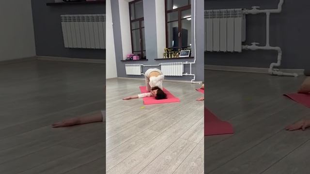 Упражнение из позиции кошки. Урок йоги смотреть онлайн