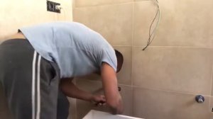 Как  открутить заглушки на воду