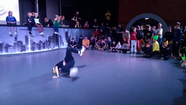 Хип-Хоп Настройка 2022 - BBoy Titan (Брейкинг соло 10-14 лет) смотреть онлайн