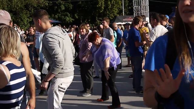 Тетя Satisfaction отжигает в Сокольниках смотреть онлайн