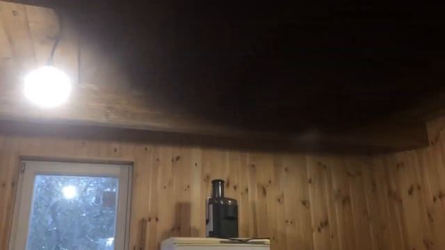 Восстановление потолка в деревянном доме, методом удаления старой краски и способ борьбы с пылью. смотреть онлайн