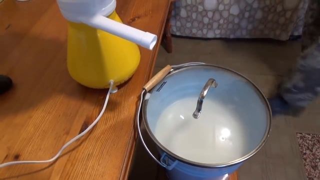 VLOG. Кормим козу. Делаю творожники из козьего творога, сливки из козьего молока. Жизнь в деревне. смотреть онлайн