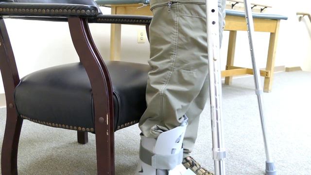 How to Use Forearm Crutches - Lofstrand Crutches Sizing, Training, and Stairs смотреть онлайн